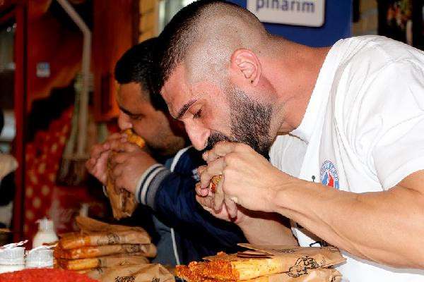 10 dakikada 10 acılı tost yedi, 500 dolar kazandı