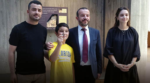  10 yaşındaki Onur, Türkiye'nin bilinen en küçük tarihi eser bağışçısı oldu