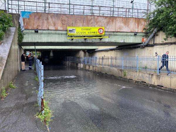 İstanbul'da yağmurda sürücülere zor anlar yaşattı