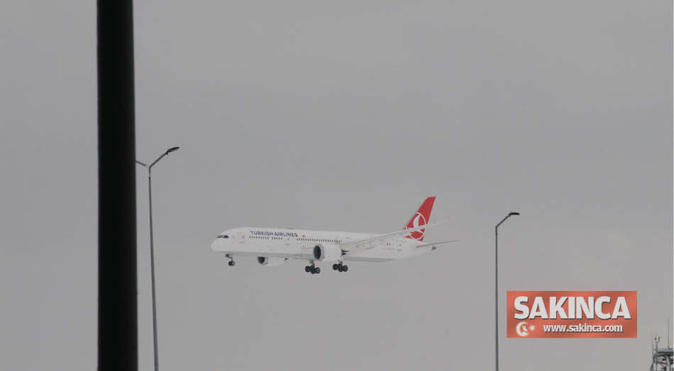 Saatler sonra İstanbul Havalimanı'na ilk uçak indi