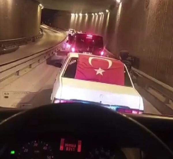 İSTANBUL'da, 4 farklı ilçede, trafiği durdurup asker eğlencesi düzenlediler