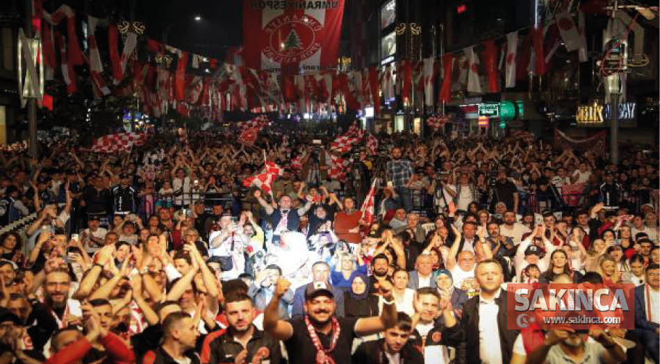 Ümraniyespor Süper Lig sevincini taraftarıyla paylaştı