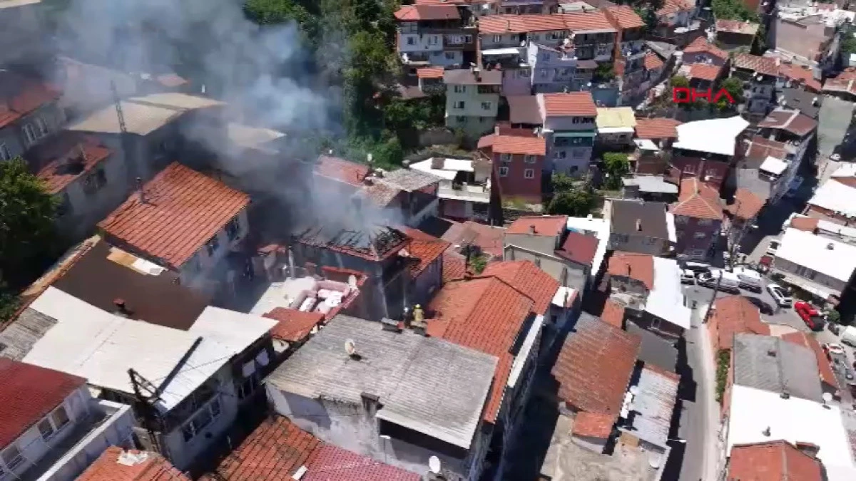 3 katlı evde &ccedil;ıkan yangın yan binaya sı&ccedil;radı; depremde kolunu, yangında evini kaybetti