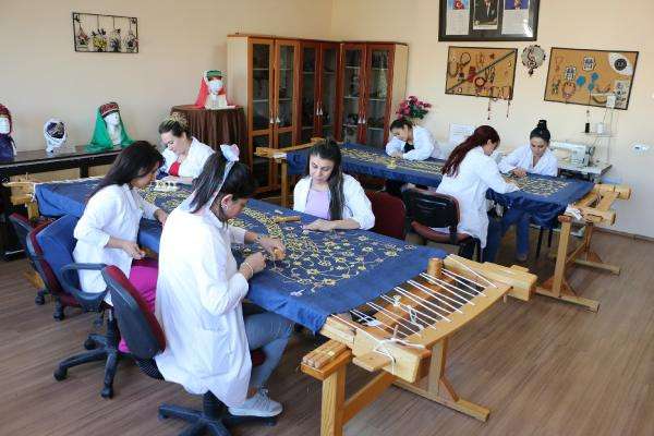 Osmanlı Hanedanı sanduka örtüleri, ilmek ilmek işleniyor