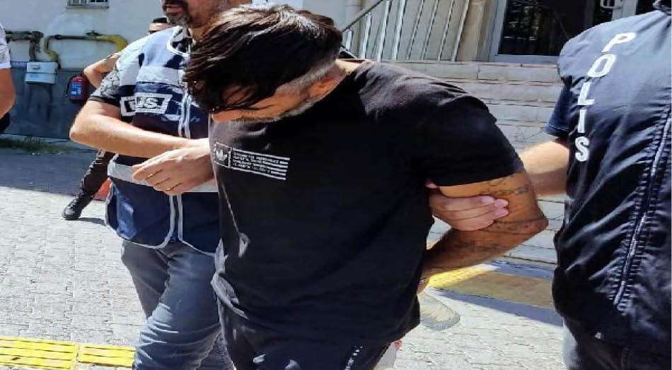 43 yıl hapisle aranan h&uuml;k&uuml;ml&uuml; evinin bah&ccedil;esinde yakalandı