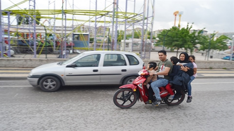 4'ü çocuk 6 kişinin motosiklette tehlikeli yolculuğu