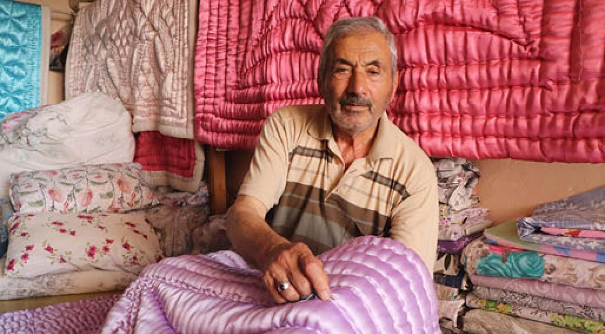 80 yaşındaki yarım asırlık yorgancı, mesleğini yaşatmaya &ccedil;alışıyor