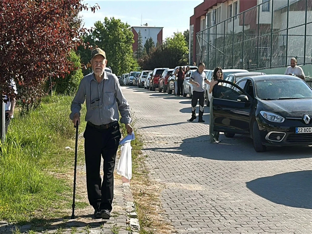 81 yaşındaki aday, 8’inci kez YKS’ye girdi; sınav yerine bastonuyla geldi