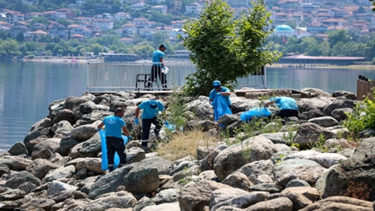 Adana&rsquo;da 35 derece sıcaklıkta nehir kenarında piknik yaptılar