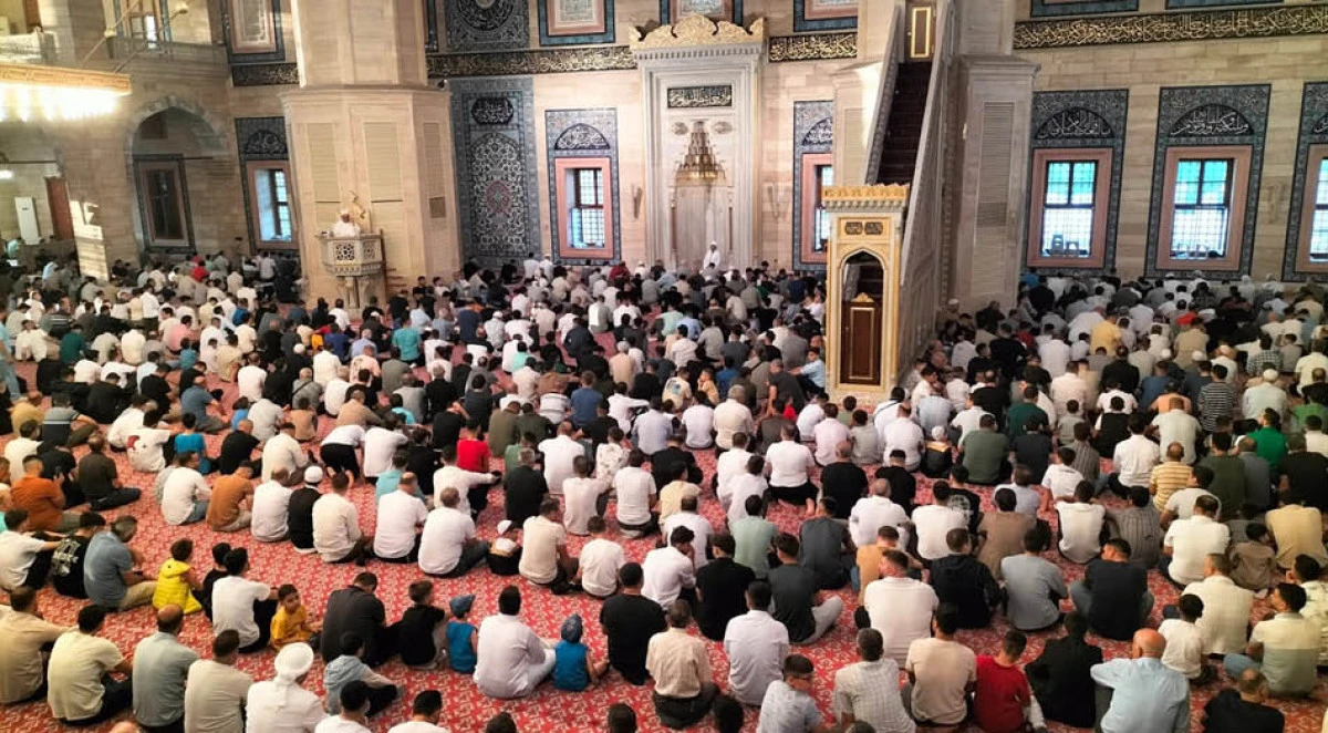Adanalılar bayram namazı için saf tuttu