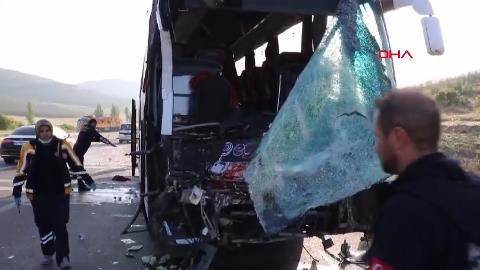 AFYONKARAHİSAR’da yolcu otobüsüyle kamyonet çarpıştı: 17 yaralı
