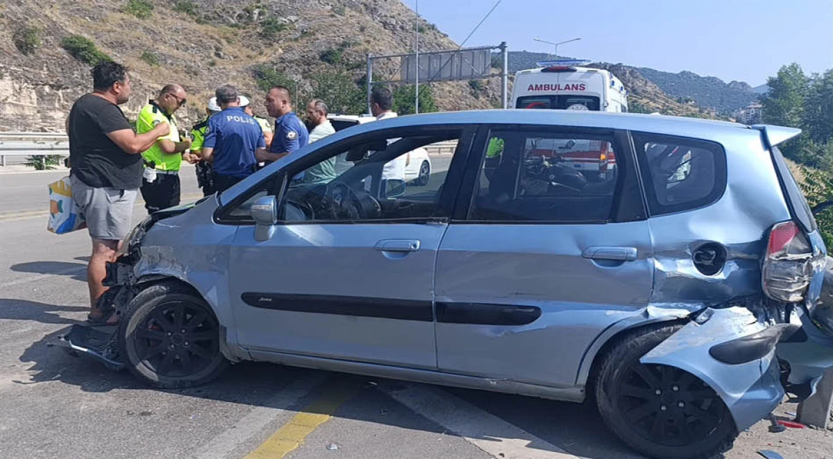 Amasya'da otomobil, demir bariyerlere çarptı: 4 yaralı
