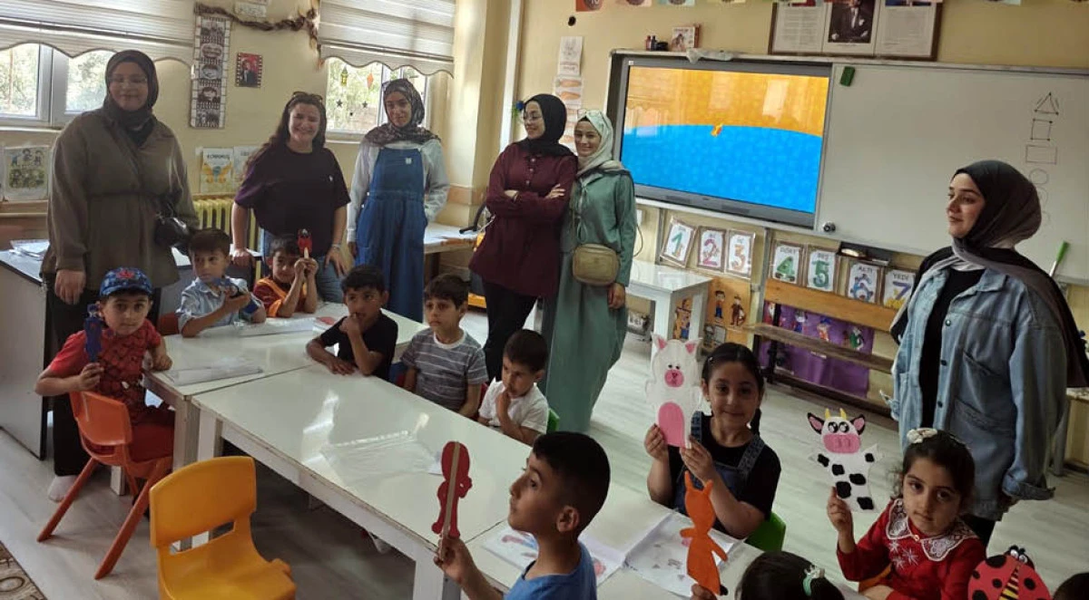 Anaokulu &ouml;ğrencilerinin &ccedil;izdikleri kukla resimlerini ger&ccedil;eğe d&ouml;n&uuml;şt&uuml;rd&uuml;ler