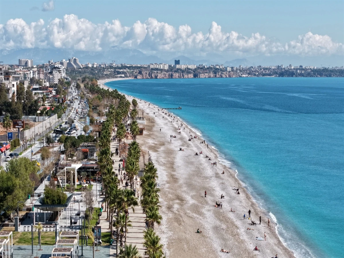 Antalya'da g&uuml;neşi g&ouml;ren sahile koştu
