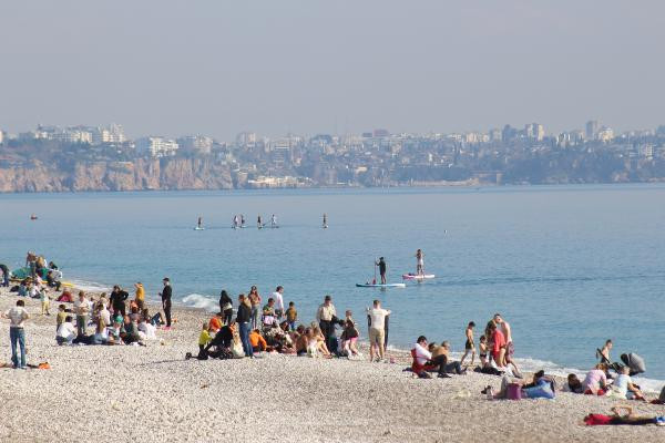 Antalya'da güzel havayı fırsat bilenler sahile koştu