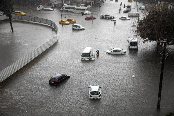 Antalya'da şiddetli yağış; 5 ilçede okullar tatil 