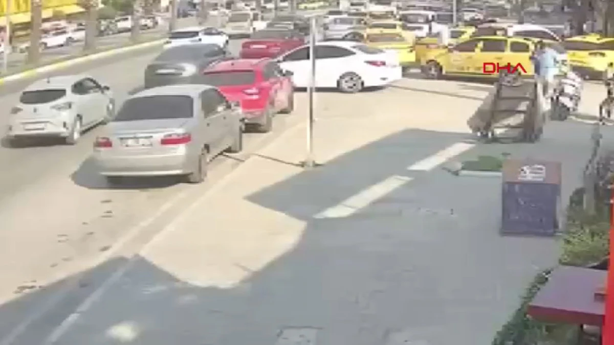 Ara sokaktan &ccedil;ıkan otomobile &ccedil;arpan motosiklet s&uuml;r&uuml;c&uuml;s&uuml; yaralandı