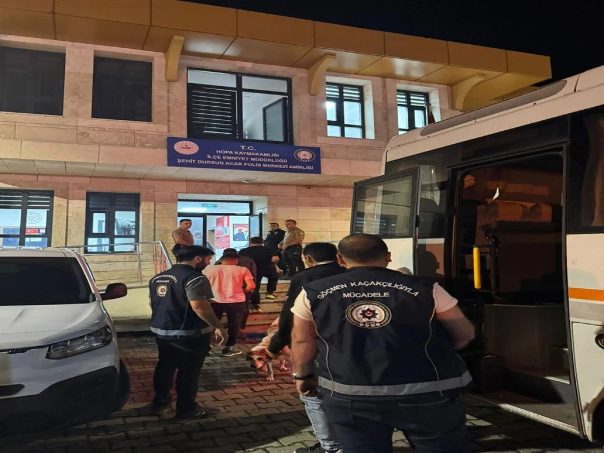  Artvin'de 56 g&ouml;&ccedil;men yakalandı; 3 ş&uuml;pheliye işlem yapıldı