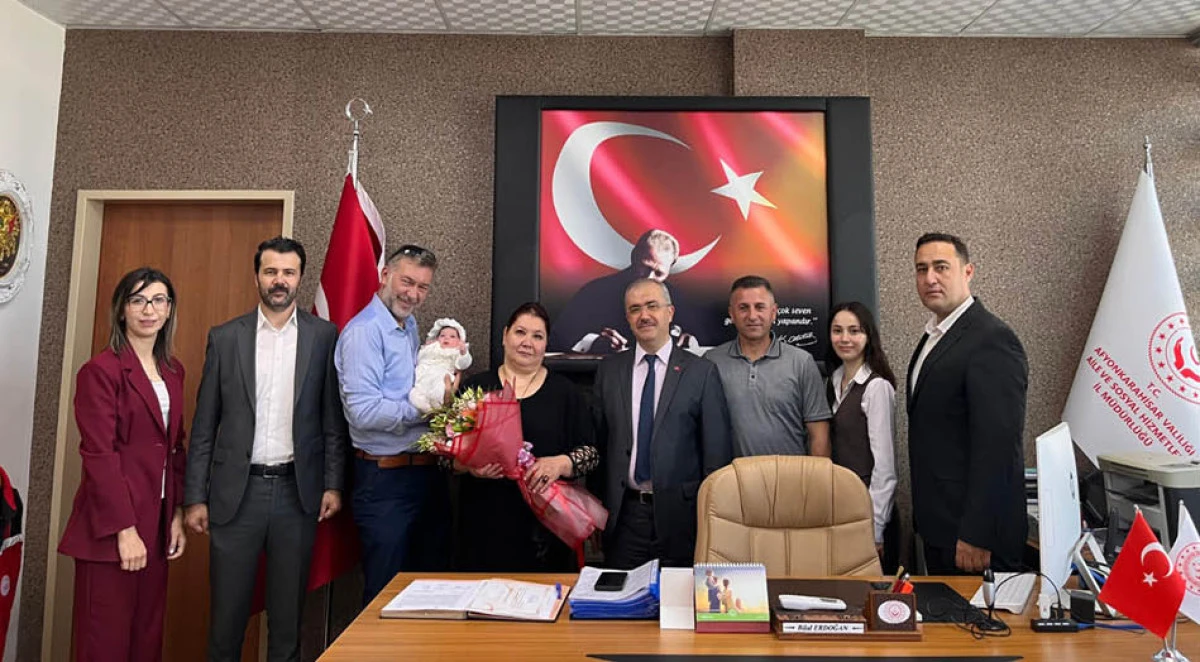 Asel bebek, bayrama geçici koruyucu ailesinin yanında uyandı