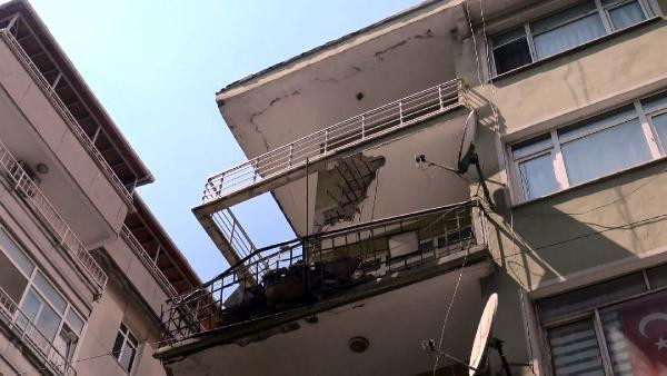  Avcılar'da balkonu çöken bina yıktırıldı; Eksik demir kullanılmış