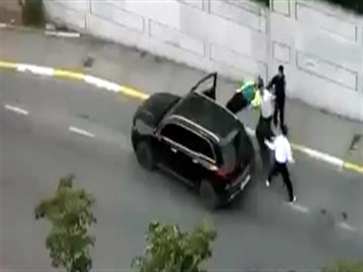 Avcılar’da tekmeli yumruklu trafik kavgası kamerada