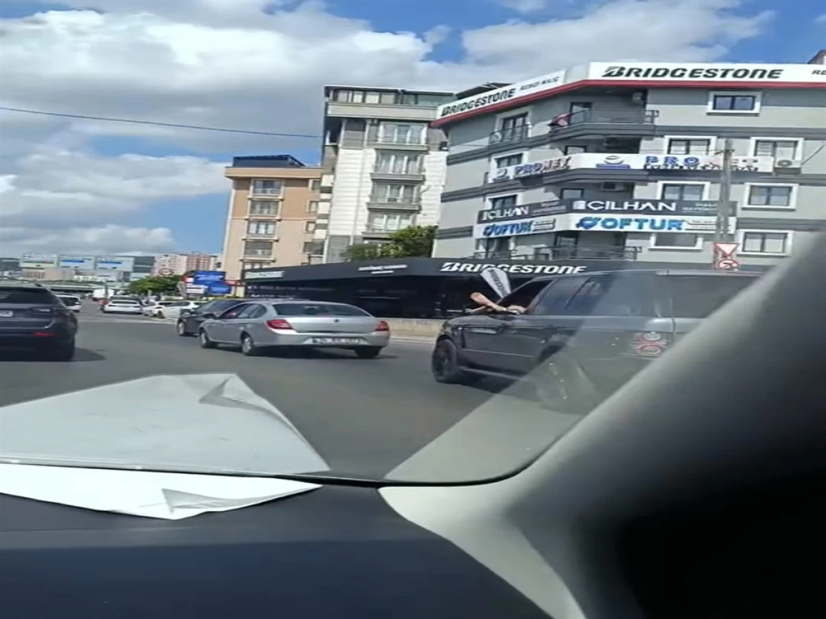 Ayağını camdan çıkarıp uzun süre cip kullandı