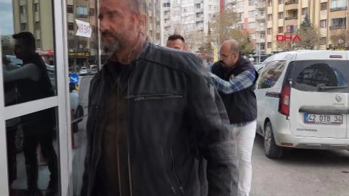 Babasını boğdu, cesediyle aynı evde kaldı