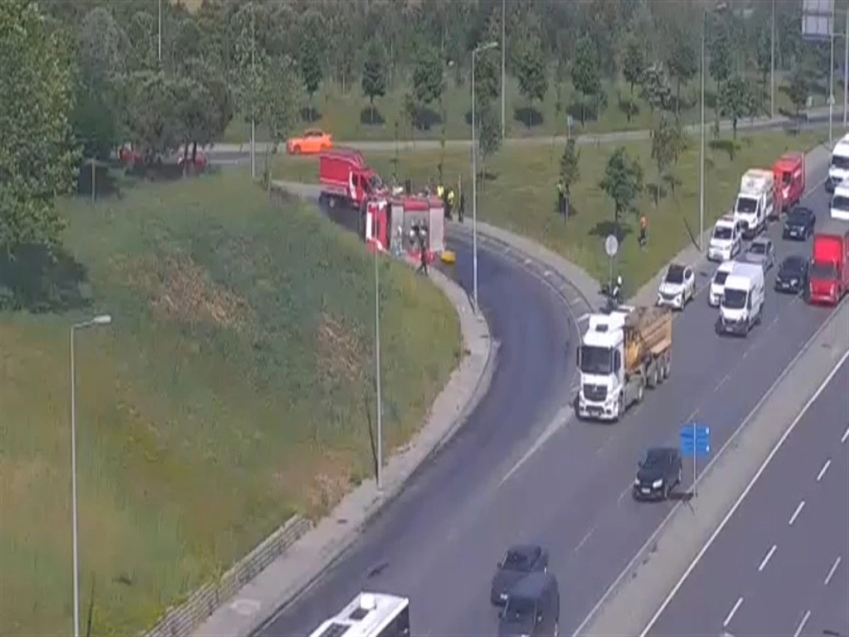 Bağcılar'da yangından d&ouml;nen itfaiye aracı devrildi; 2 yaralı