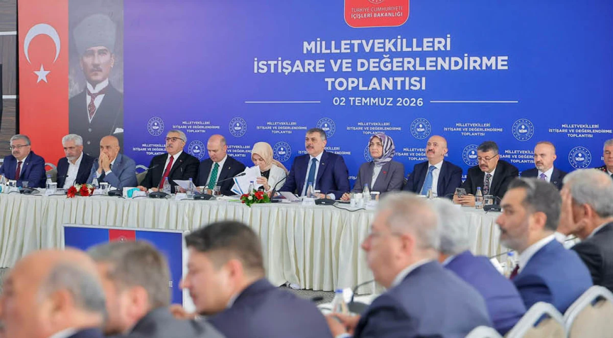 Bakan &Ccedil;ift&ccedil;i, AK Parti milletvekilleriyle bir araya geldi