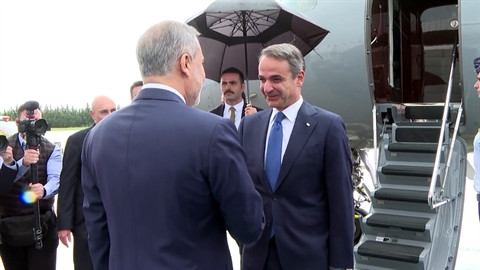 Bakan Fidan, Yunanistan Başbakanı Miçotakis'i havaalanında karşıladı