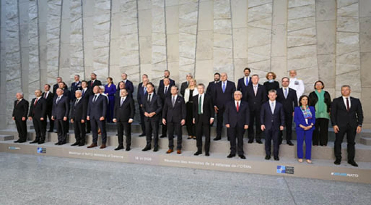 Bakan G&uuml;ler, NATO Savunma Bakanları Toplantısı'nda aile fotoğrafına katıldı