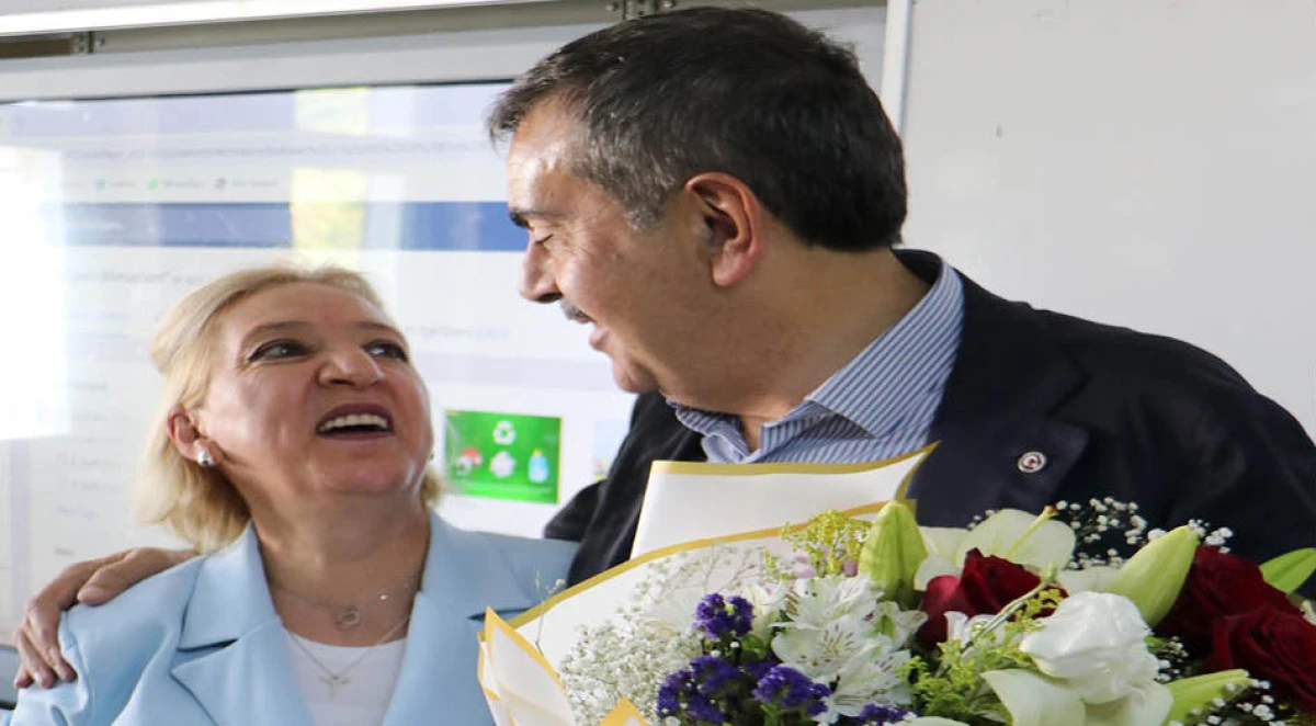 Bakan Tekin'den sınıf öğretmenine sürpriz doğum günü kutlaması