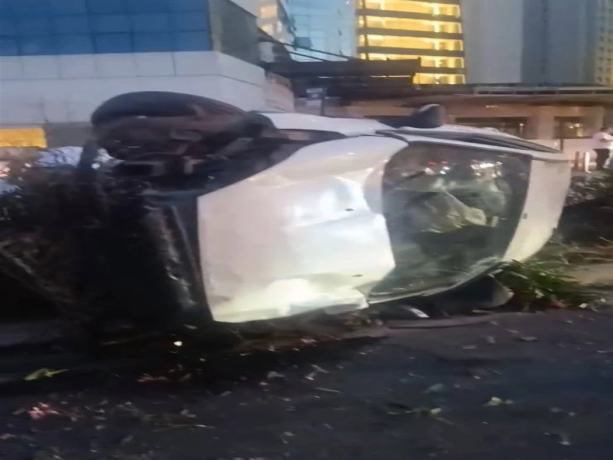 Bakırk&ouml;y'de park halindeki 2 araca &ccedil;arpan otomobil devrildi
