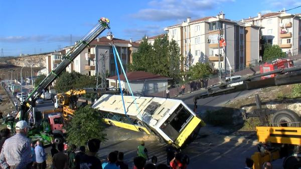 Başakşehir'de devrilen İETT otobüsü kaldırıldı