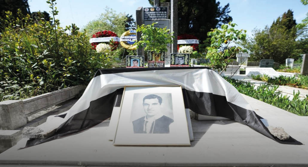  Beşiktaş'ta başkan Arat ve yönetimi Hakkı Yeten'i mezarı başında andı