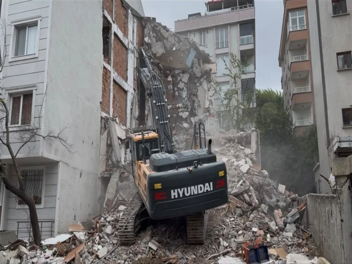 Beylikd&uuml;z&uuml;&rsquo;nde kontroll&uuml; yıkım sırasında, bitişikteki binaya hasar verildi: Geldim, banyo yerinde yok