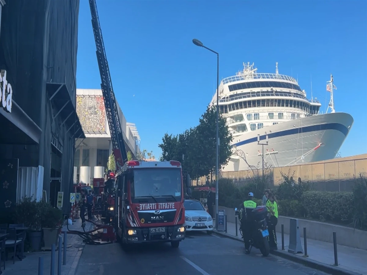 Beyoğlu'nda 6 katlı binada tadilat sırasında &ccedil;ıkan yangın s&ouml;nd&uuml;r&uuml;ld&uuml;