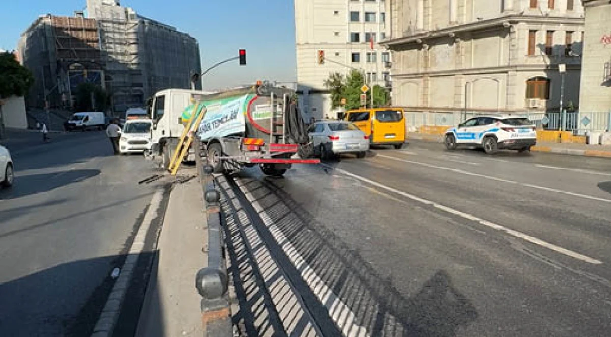 Beyoğlu'nda belediye aracı ref&uuml;je &ccedil;arptı