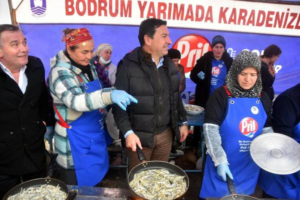 Bodrum'daki festivalde 2,5 ton hamsi pişirilip dağıtıldı