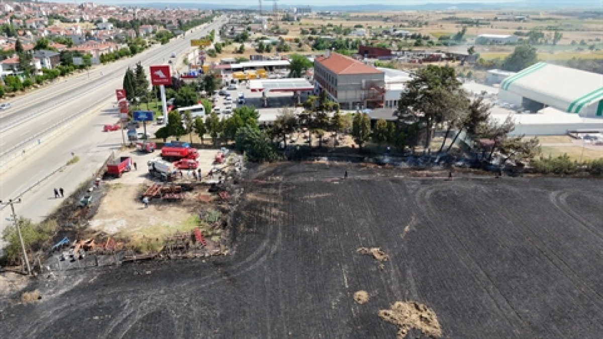 Buğday tarlasında &ccedil;ıkan yangın, akaryakıt istasyonuna sı&ccedil;ramadan s&ouml;nd&uuml;r&uuml;ld&uuml;