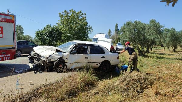 Bursa'da otomobiller kafa kafaya çarpıştı: 1'i bebek 6 yaralı