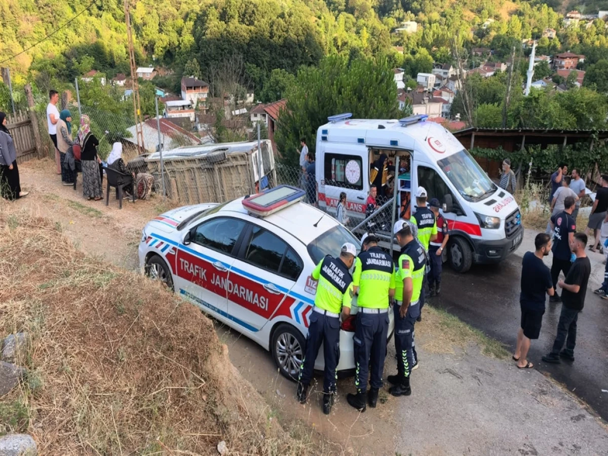 Bursa&rsquo;da tarım iş&ccedil;ilerini taşıyan minib&uuml;s devrildi: 7 yaralı