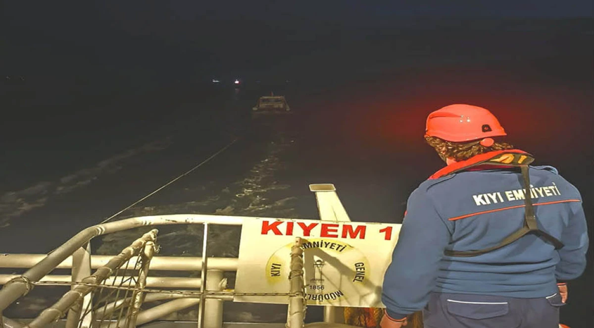 Çanakkale Boğazı'nda sürüklenen tekne kurtarıldı