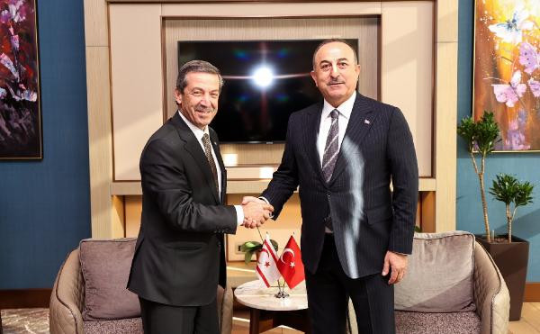 Çavuşoğlu, KKTC Dışişleri Bakanı Ertuğruloğlu ile bir araya geldi