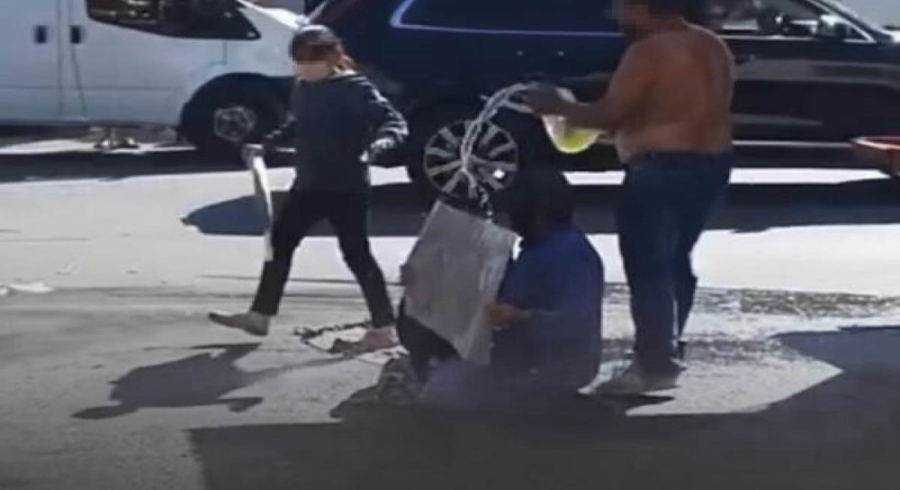 Ceza kesilen seyyar satıcı, 2 çocuğu ve kendi üzerine benzin dökerek eylem yaptı