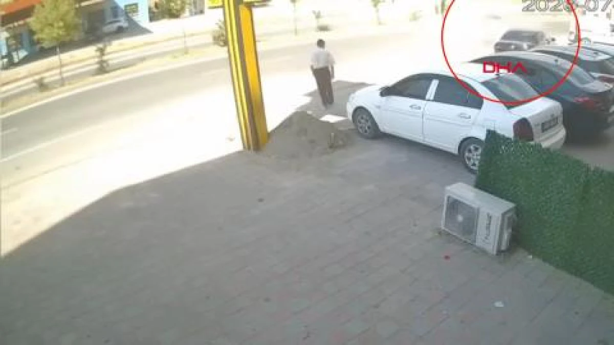 Cip, park halindeki otomobile &ccedil;arptı, yaya son anda kurtuldu