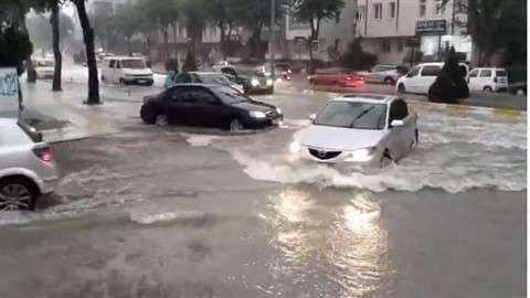 Çorum'da 30 dakika süren sağanak yağmur ve dolu günlük yaşamı olumsuz etkiledi