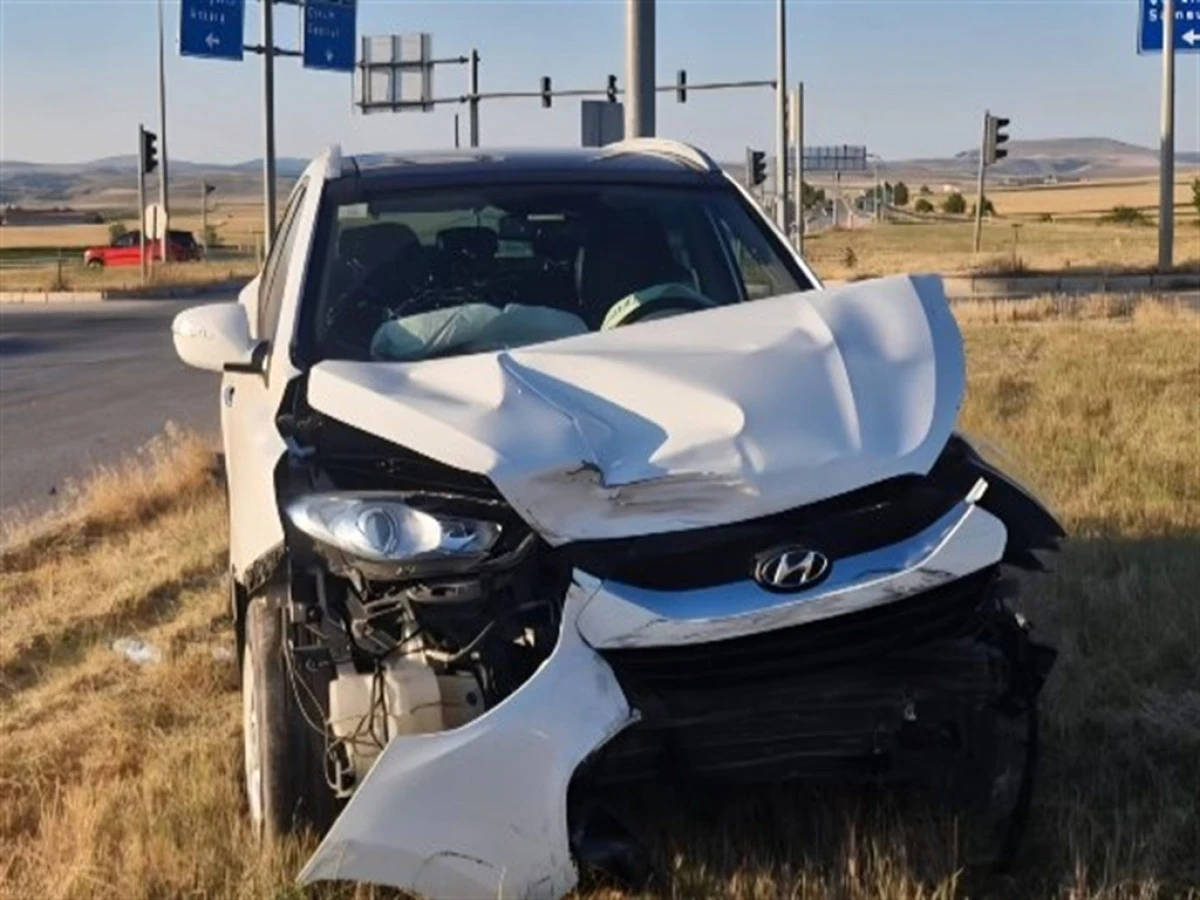 &Ccedil;orum'da iki otomobilin &ccedil;arpışması kamerada; 6 yaralı