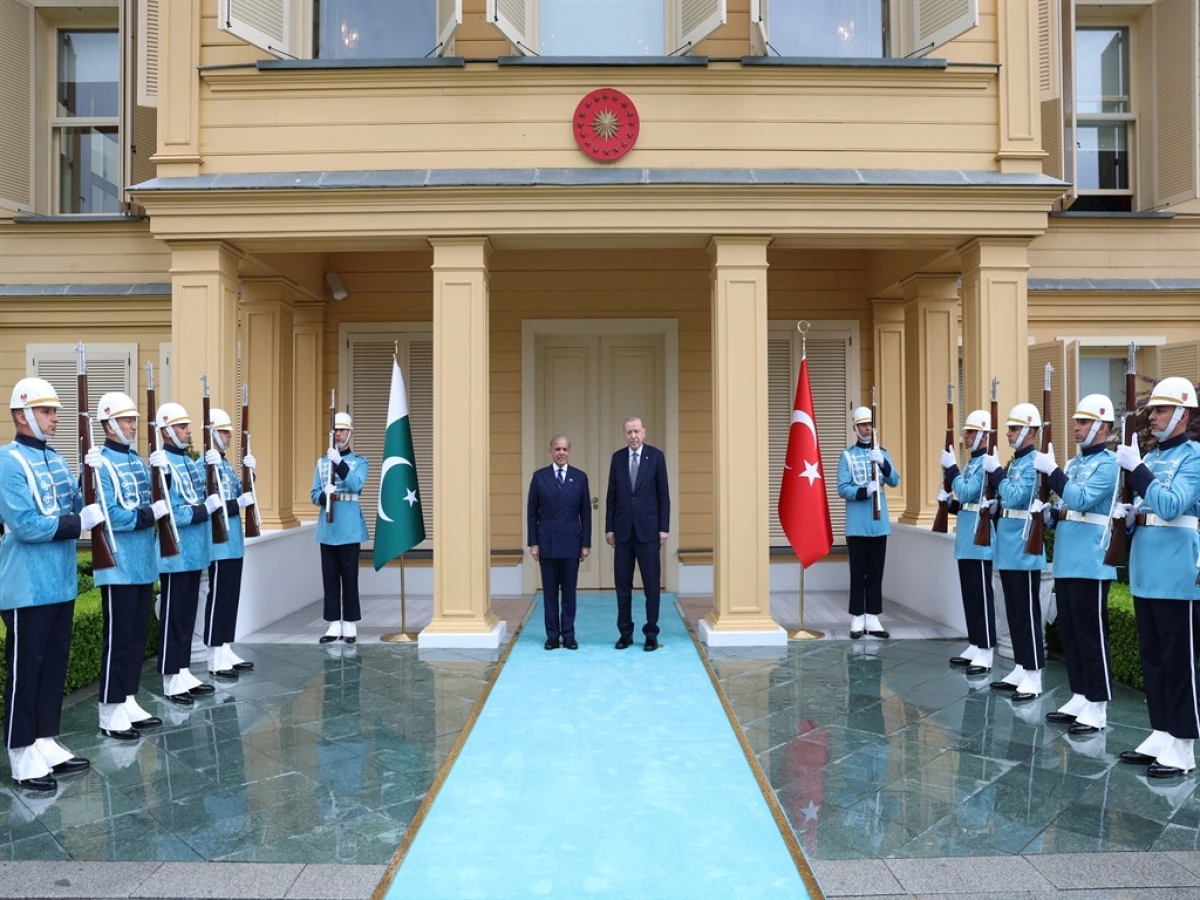 Cumhurbaşkanı Erdoğan, Pakistan Başbakanı Şahbaz Şerif ile g&ouml;r&uuml;şt&uuml;