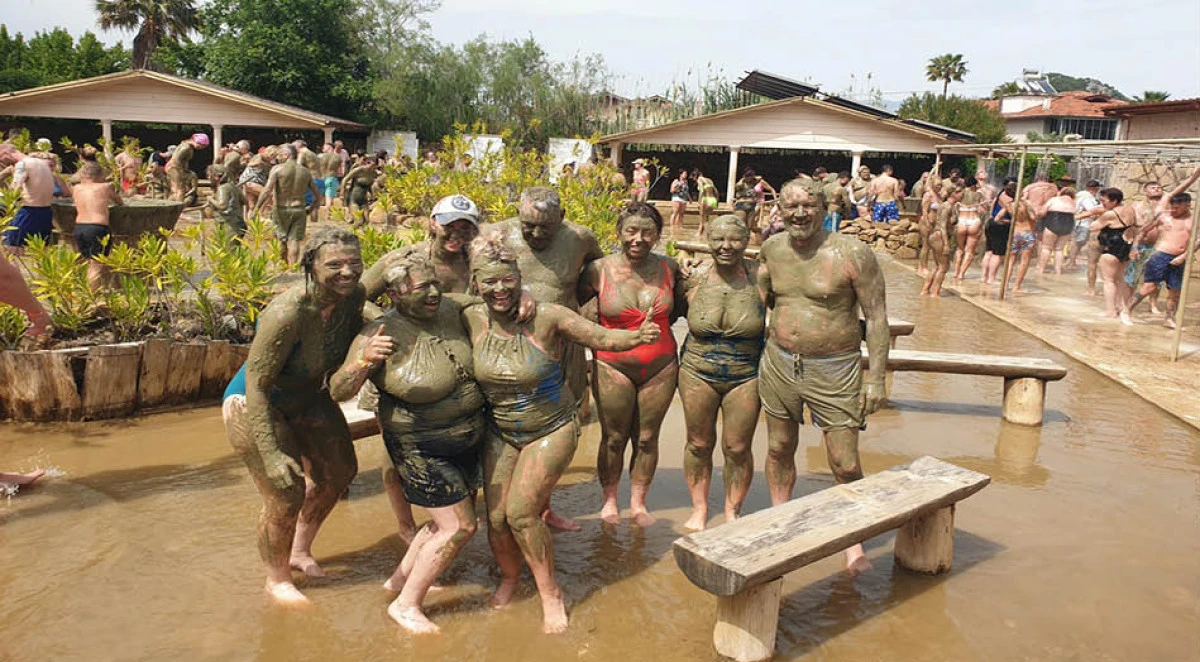 Dalyan'daki çamur banyosu turistlerin ilgi odağı oldu